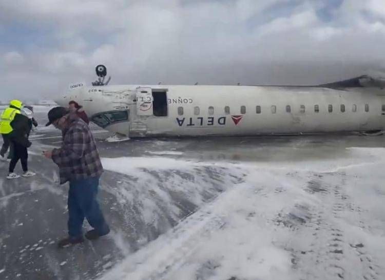 Toronto, aereo si rovescia in atterraggio
