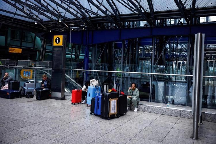 Heathrow chiuso, voli bloccati