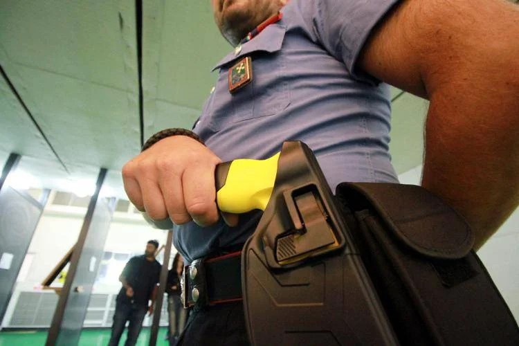 Bloccato col taser, muore in ambulanza. Indagini.