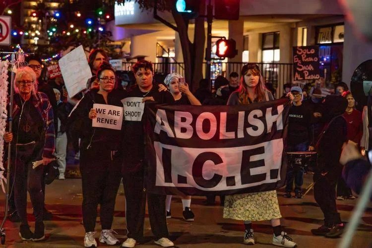 Proteste in Usa dopo donna uccisa da agenti ICE a Minneapolis 