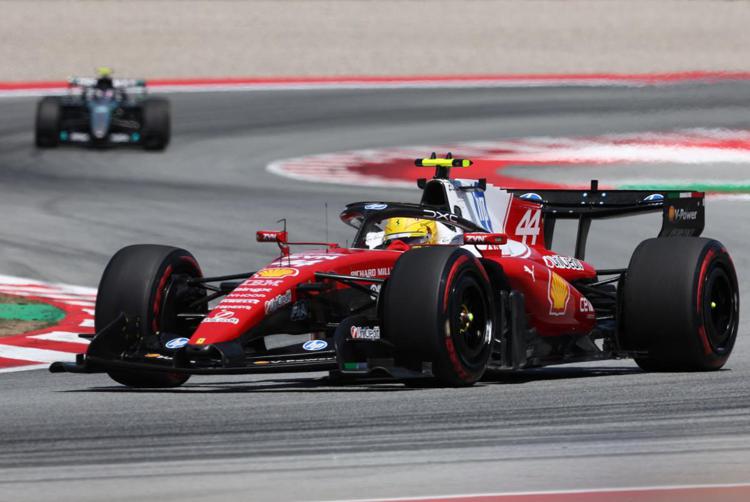 F1, a Barcellona la prima vittoria di Hamilton su Ferrari