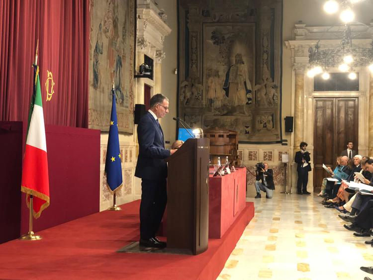 Inps: Italiani in pensione sempre più tardi. Bene l’occupazione, male i salari