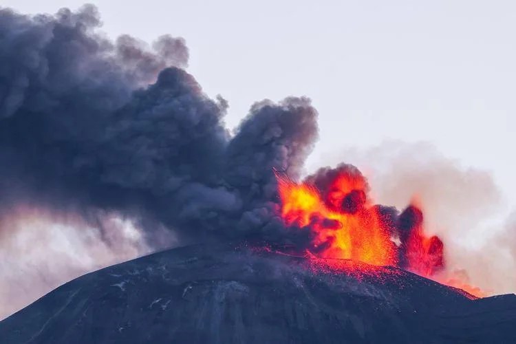 Eruzione Etna: aeroporto di Catania nel caos